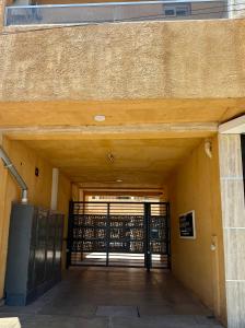 einen Eingang zu einem Gebäude mit einem Metalltor in der Unterkunft Liberty - San Juan in Rivadavia + 7 Fotos
