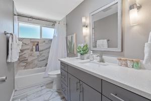 Ванная комната в Chic Kirkland Home Overlooking Windsor Vista Park