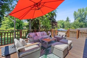 Балкон или терраса в Chic Kirkland Home Overlooking Windsor Vista Park