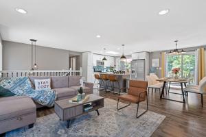 Гостиная зона в Chic Kirkland Home Overlooking Windsor Vista Park +38 фотографий