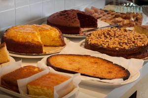 a table with different types of cakes and pies at Hotel La Alfonsina in Santibáñez de Villacarriedo