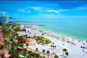 - une vue aérienne sur une plage avec des hommes et l'océan dans l'établissement Oasis rodante, à Tampa