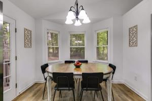 Foto dalla galleria di Tranquil Hideaway Home - Pet-friendly a Villa Rica