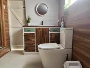 Jack's Shack Kingscote في كنغزكوت: حمام مع مرحاض ومغسلة