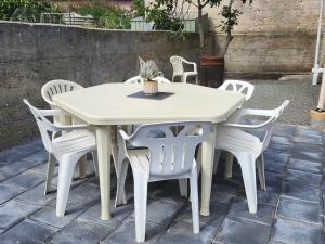 Jack's Shack Kingscote في كنغزكوت: طاولة بيضاء وكراسي عليها خزاف +4 صور