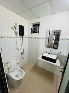 a bathroom with a toilet and a sink at Tom coffee and home stay in Thôn Mỹ Phước