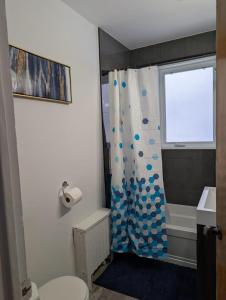 Koupelna v ubytování Chambre confortable 2 pas Hôpital Université Services + 7 fotografií