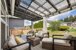 Posezení v ubytování Newly Remodeled Hilltop 4B Retreat with Gym