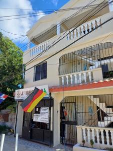 um prédio com uma bandeira na frente em Dona Beba Guesthouse em La Caleta