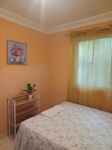 um quarto com uma cama e uma janela em Dona Beba Guesthouse em La Caleta