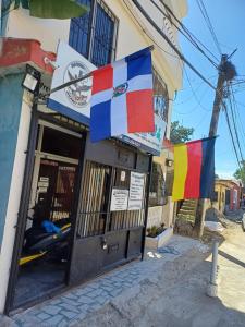 um edifício com bandeiras penduradas fora dele em Dona Beba Guesthouse em La Caleta mais 4 fotografias
