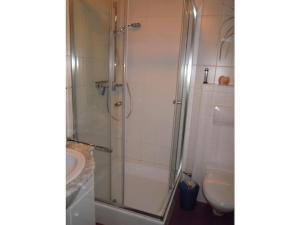 een badkamer met douche, wastafel en toilet bij Holiday home at Fleesensee in Silz +15 foto's