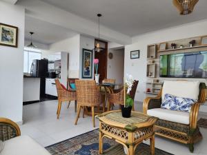 uma sala de estar com mesa e cadeiras em Longevid Apartment, Huanchaco An apartment with an ocean view rent for a nigth em Huanchaco