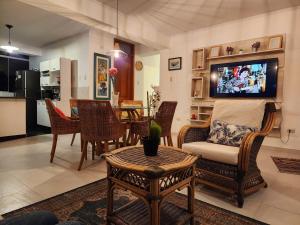 uma sala de estar com um sofá e uma mesa em Longevid Apartment, Huanchaco An apartment with an ocean view rent for a nigth em Huanchaco