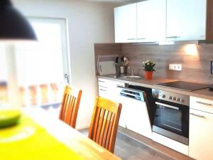 Kuchyň nebo kuchyňský kout v ubytování 3 in the Linder holiday home