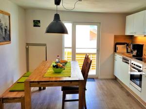 Kuchyň nebo kuchyňský kout v ubytování 3 in the Linder holiday home