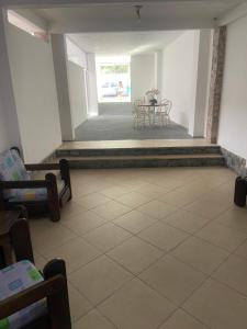 a room with a table and chairs in a room at Casa da Sol in Arraial do Cabo