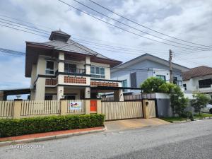 a house with a fence in front of it at Ben's House Bangsaen in Bangsaen
