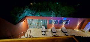 een groep wastafels aan een muur met verlichting bij Chalé Viçosinha de Açúcar in Viçosa do Ceará