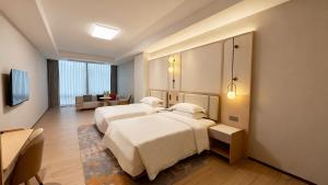 una camera d'albergo con due letti e una scrivania di Also Hotel a Shanghai