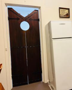 True Blue Two - Friends & You في شيفيلد: باب يؤدي الى مطبخ مع ثلاجة