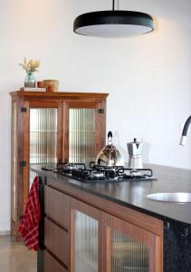 a kitchen with a stove top oven next to a counter at Casa La Vigie in Águas de Lindoia +67 photos