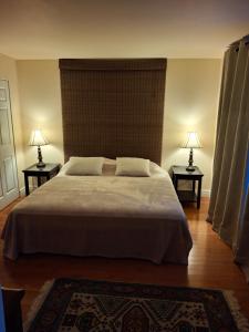 En eller flere senge i et værelse på Cottage 30 Minutes from Ottawa