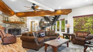 a living room with couches and a fireplace at The Fairway Hideaway by AvantStay Game Room Outdoor Dining Near Lake Arrowhead in Lake Arrowhead