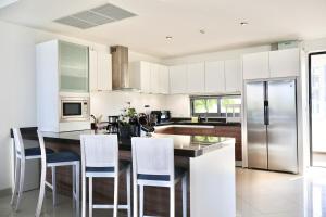 Кухня или мини-кухня в Surin Beach - 3BR Penthouse - Sea View - Cozy Private Pool
