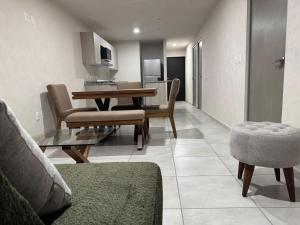 Et tv og/eller underholdning på Depto nuevo cerca de H. Civil Viejo con A/C