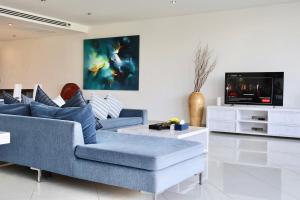 Телевизор и/или развлекательный центр в Surin Beach - 3BR Penthouse - Sea View - Cozy Private Pool