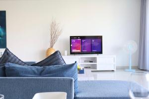 Телевизор и/или развлекательный центр в Surin Beach - 3BR Penthouse - Sea View - Cozy Private Pool