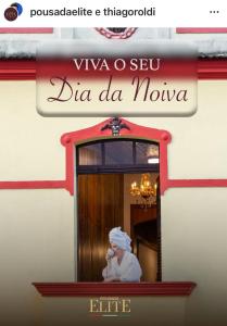 une femme qui parle sur un téléphone portable devant un miroir dans l'établissement Pousada Elite, à Santa Teresa