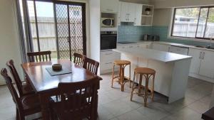 een keuken met een tafel en een tafel met stoelen bij Beachway in Orient Point