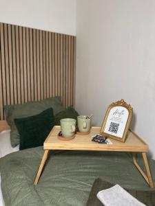 een tafel met twee kopjes op een bed bij HouseofGeneration in Stuttgart