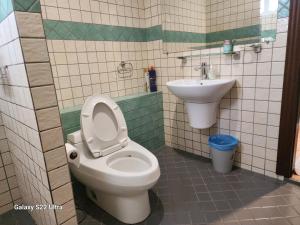 a bathroom with a toilet and a sink at Ben's House Bangsaen in Bangsaen +30 photos