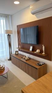 Телевизор и/или развлекательный центр в Bello apartamento en edificio Vivo Costanera Frente a la playa! Con Parking