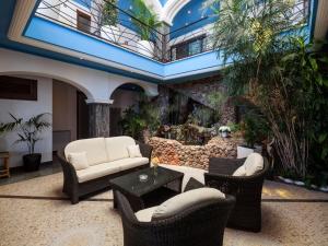 uma sala de estar com um sofá e cadeiras e uma lareira em Villa in Ibiza with Sea Views and Jacuzzi em Sant Jordi