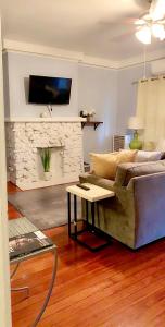 Et tv og/eller underholdning på Heart of LA Koreatown bungalow 1bd 1bath