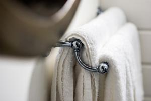 una persona está usando un gancho de toalla en un toallero en The cabin en Truro