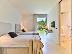 Ένα ή περισσότερα κρεβάτια σε δωμάτιο στο Villa in Ibiza near Cala Conta Beach +32 φωτογραφίες