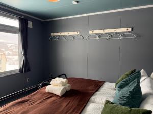 a bedroom with a bed with two towels on it at ルスツリゾート車5分大人数向け貸別荘RusutsuSkiStay111BBQ無料貸し出し花火OK in Rusutsu