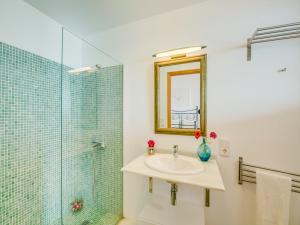 Et badeværelse på Seafront Luxury Villa Can Torrens + 37 billeder