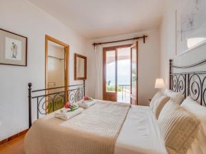 En eller flere senge i et værelse på Seafront Luxury Villa Can Torrens