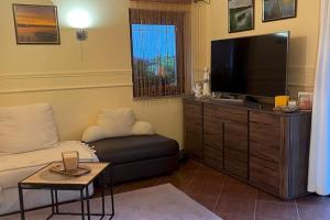 Μια τηλεόραση ή/και κέντρο ψυχαγωγίας στο Large holiday home with garden, close to the lake