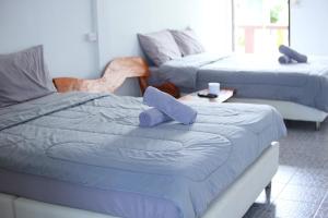 Ένα ή περισσότερα κρεβάτια σε δωμάτιο στο ชรัส รีสอร์ท เกาะล้าน