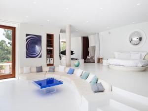 Postel nebo postele na pokoji v ubytování Villa in Ibiza with Infinity Pool and Sea Views + 32 fotografií
