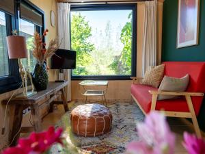 Group accommodation for 40 guests في Scherpenzeel: غرفة معيشة مع أريكة حمراء ونافذة