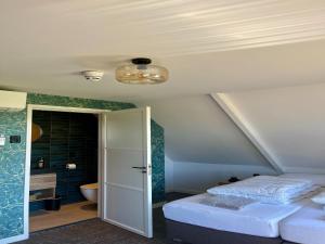 Group accommodation for 40 guests في Scherpenzeel: غرفة نوم مع سرير وحمام