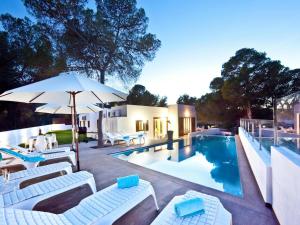 Бассейн в Villa in Ibiza near Cala Bassa Beach или поблизости